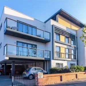 Charming 2-bed In Christchurch Apartment
